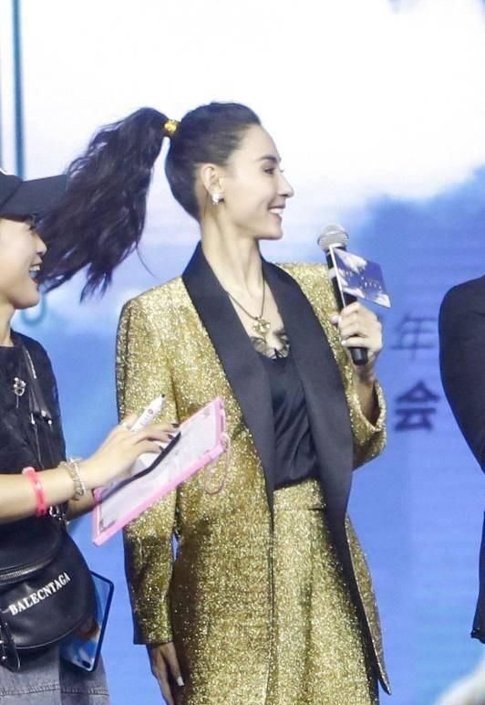  开全：张伯芝总算高姿态，穿拖地板阔脚裤气质开全，不但高颜值气质更加强劲