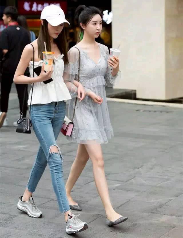 街拍：高挑苗条清凉干净小姐姐，搭配上给人很甜美纯洁的感觉！