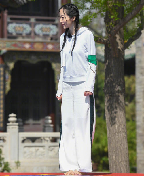 韩雪全身像挂了蚊帐一样，却因为编了几根辫子，还是嫩得像少女！