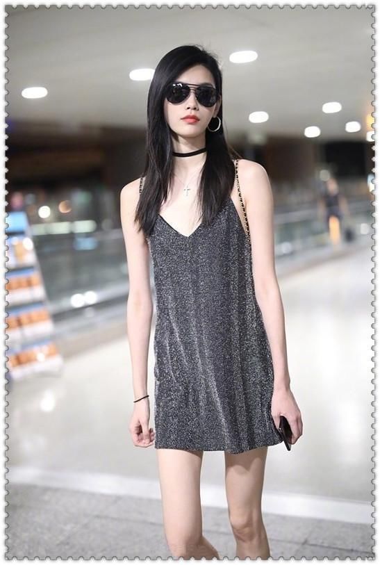 当迪丽热巴和奚梦瑶同穿吊带裙,才知道明星和超模到底差在哪!