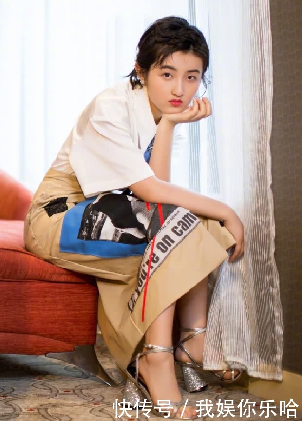 张子枫衬衫配裙子，好像偷穿大人的衣服，同样的裙子娄艺潇更美！