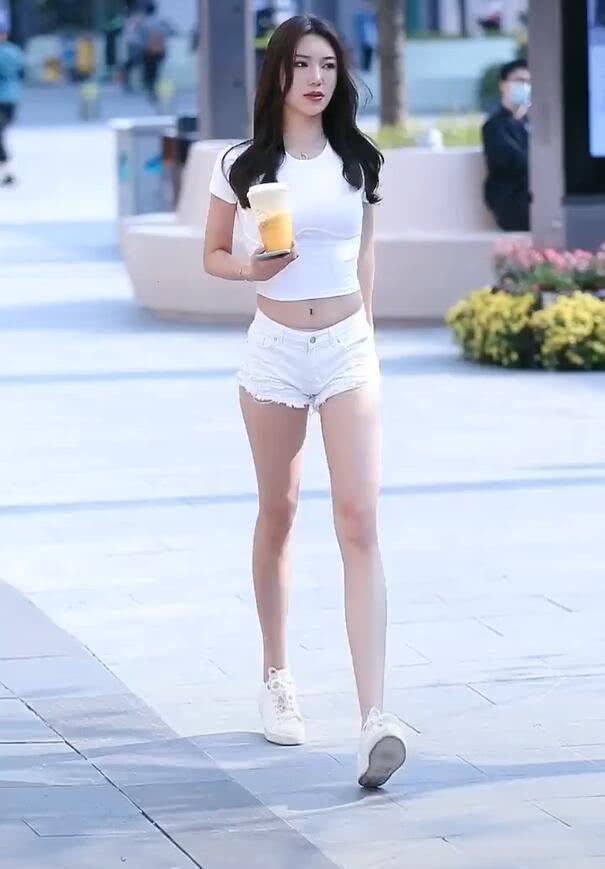  别具一格|热裤加上小白鞋，释放出别具一格的美