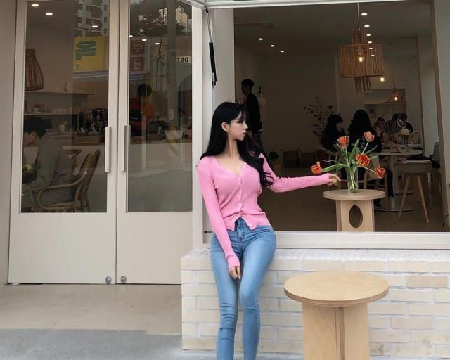  【舒适】牛仔裤能更好的秀出女人完美身材,展现迷人的女人魅力