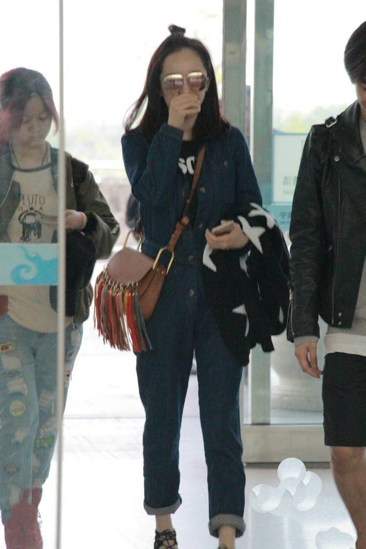 6位女星同穿连体裤，关晓彤好女人，热巴超酷，昆凌像变了一个人