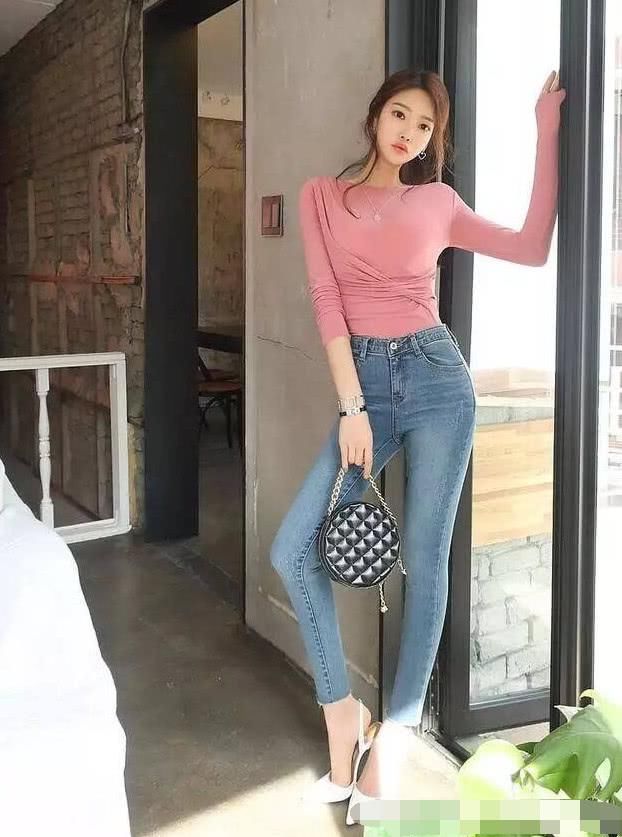 气质小姐姐穿上牛仔裤，让人难以忘记