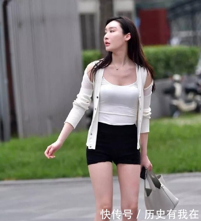 「 独具」美得更加精致自然，美女街拍：小姐姐独具个性的时尚穿搭风格