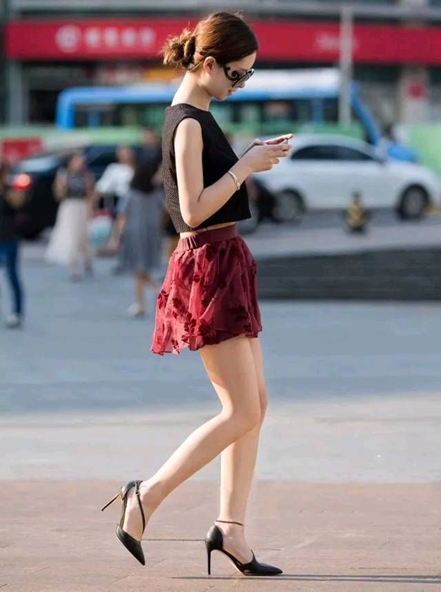 街拍，暗红色时尚裙裤搭配高跟鞋，耐看又有女人味，尽显时尚品味