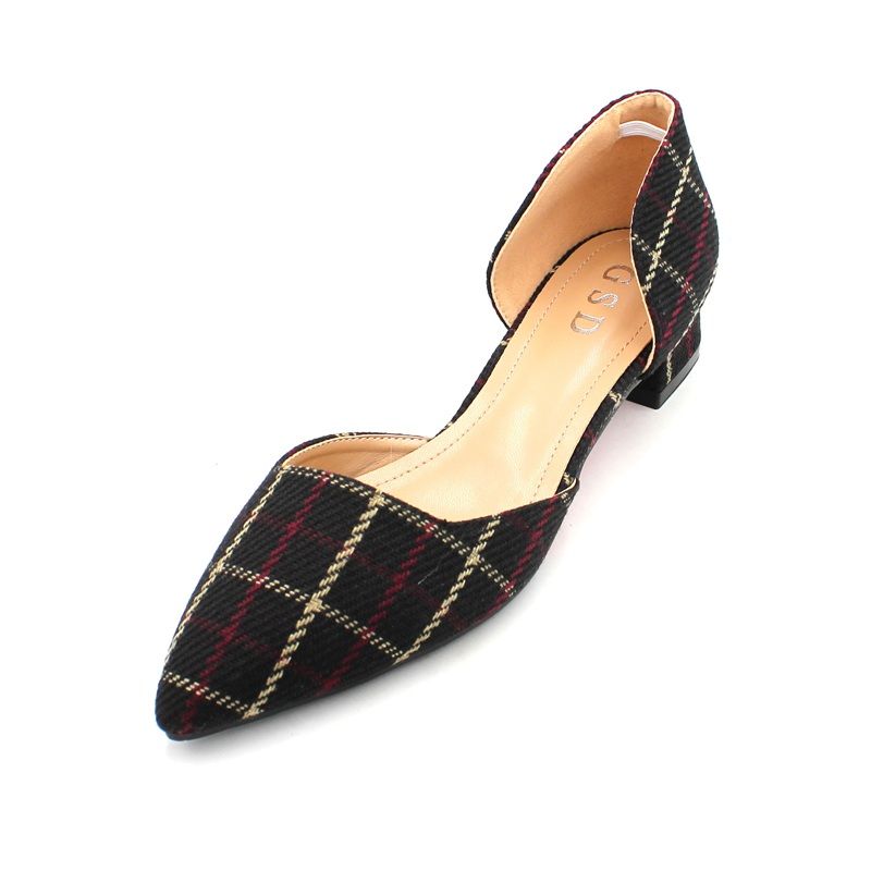 今秋很流行穿这平底鞋,再搭配一条牛仔裤,居然出奇的美嫩