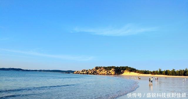 它是福建省的第一大岛屿，这里风景优美景点多，是游玩的好地方