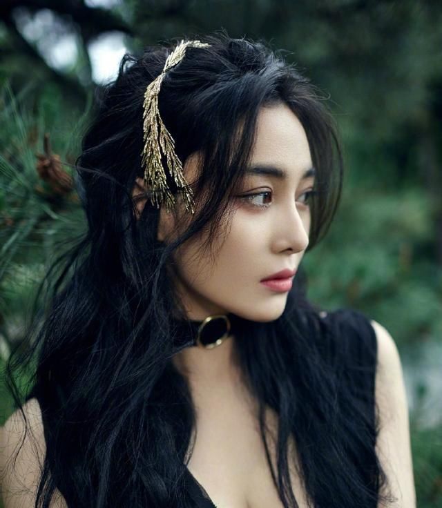  设计■张馨予婚后穿搭性感诱人，好身材一览无遗，网友：何教官不吃醋吗