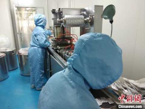  #生产车间内#山西太原药企复工急产“抗疫用药” 开足马力保供应