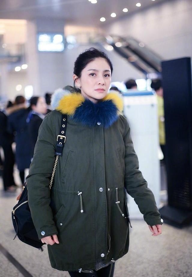 胡可身机场，42岁依然美艳，网友:还好安吉没遗传他爸!