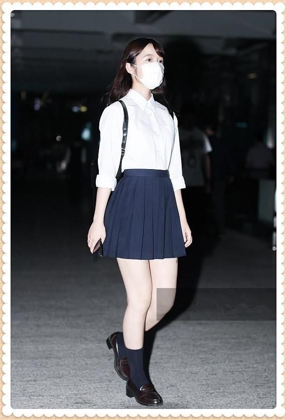 董洁真会装!38岁学21岁徐娇穿百褶裙,网友:再不疯狂就老了!