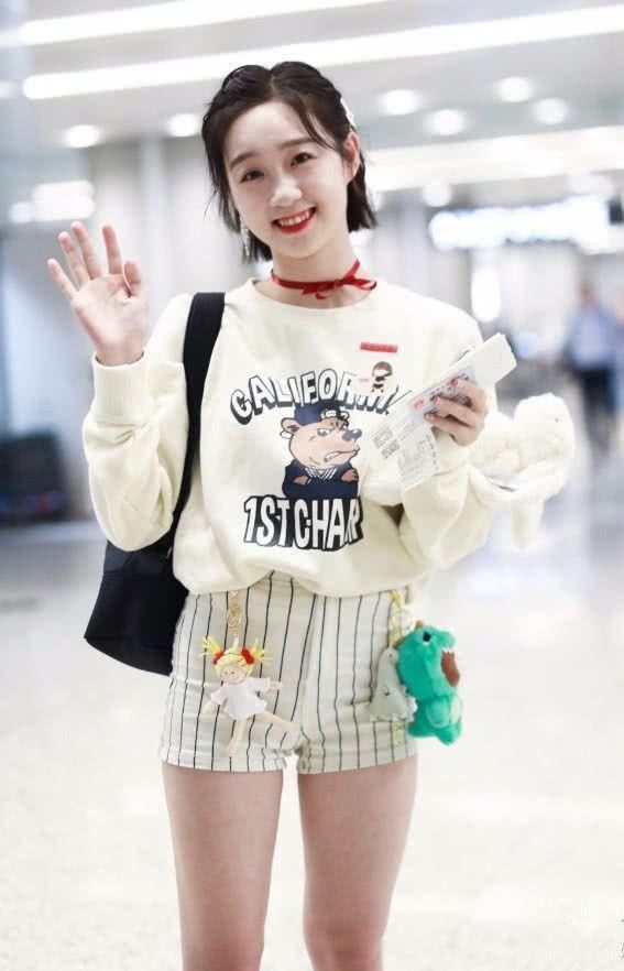 没看李子璇穿超短裤还不知道,她的腿居然这么粗!网友:不勒吗?