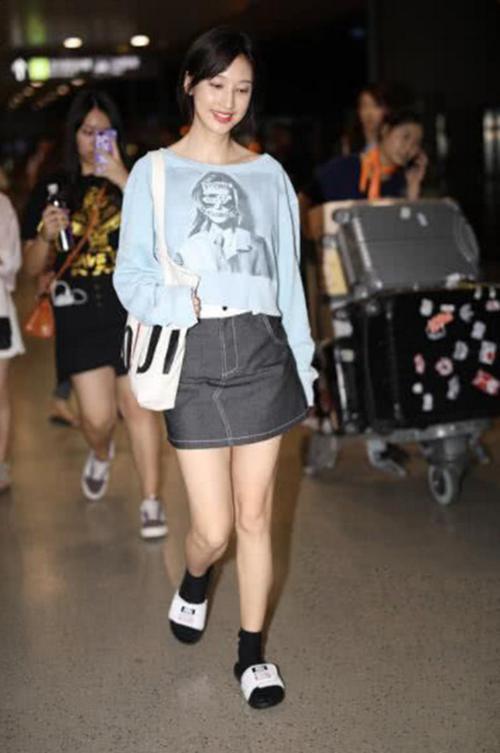 张俪真大胆，黑色高筒袜配拖鞋走机场，网友：你的时尚我们不懂！