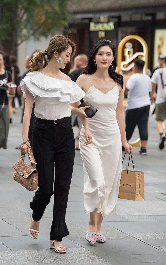 街拍:黑色吊带搭配紧身裤, 小姐姐看上去很漂亮, 极具女人味!