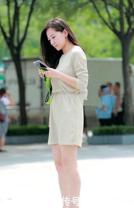 #打电话#街拍打电话的美女小姐姐,你们喜欢煲电话粥吗