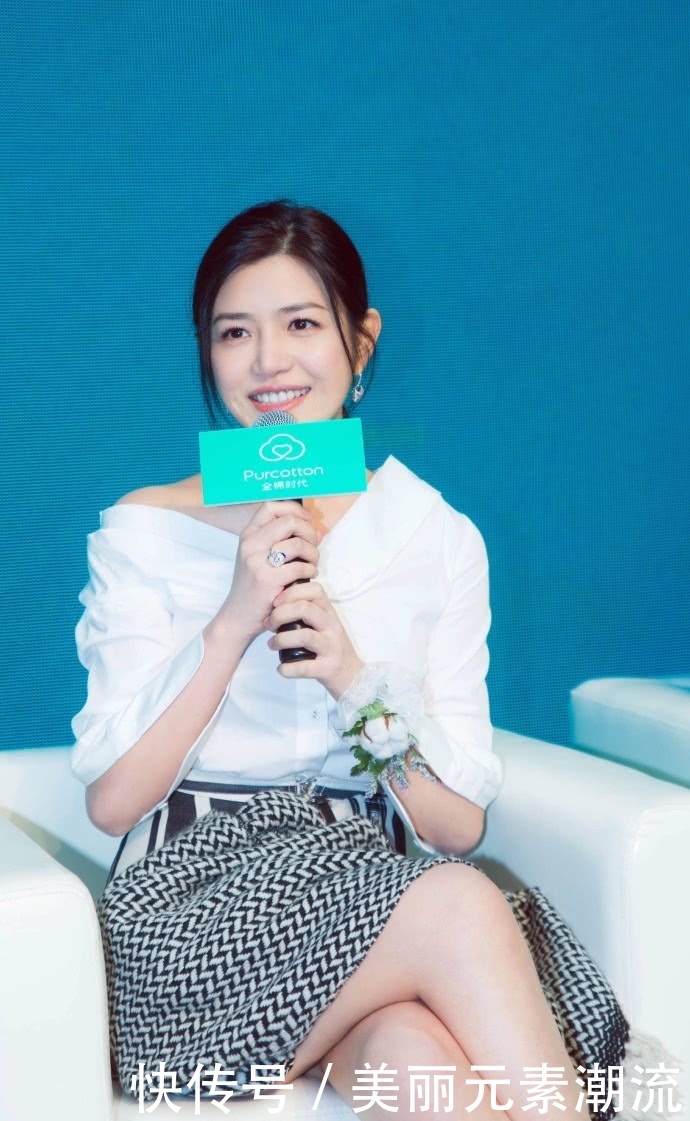 陈妍希这条裙子有点短，幸亏有块布能盖一盖，否则坐着都不方便！