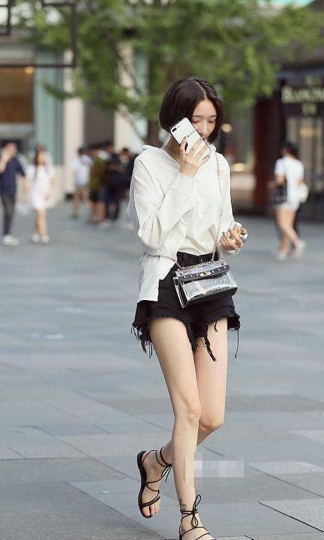 街拍：美女短裤，展示“紧绷笔直”的大长腿，让人为之叹服！