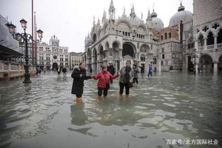 水城威尼斯被淹了！50年来最严重洪水，千年地标建筑内水深3米