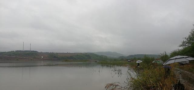 兰湖：母亲节延吉海兰湖垂钓，斤鲫拽走鱼竿很嚣张