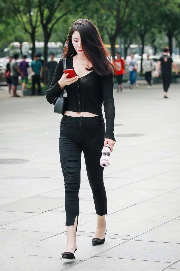 微胖的小姐姐黑色紧身裤，时尚的穿衣搭配，典雅高贵的气质让人羡