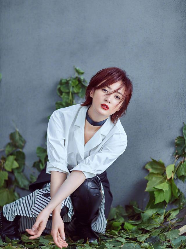 蒋勤勤身穿西服外套+连体裤，气质出众不显老，网友：她有43岁吗