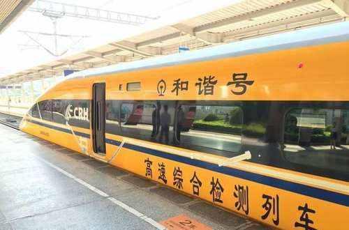 高铁时速300公里以上，为什么车顶上的电线却磨不断？