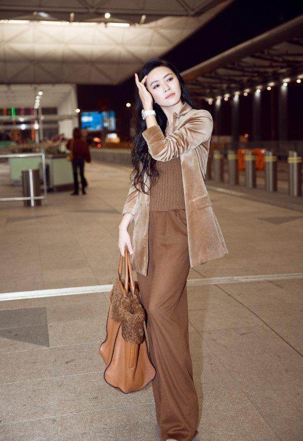 她在最红时突然息影, 丈夫狱中病逝重出江湖, 气质穿搭无人敌!