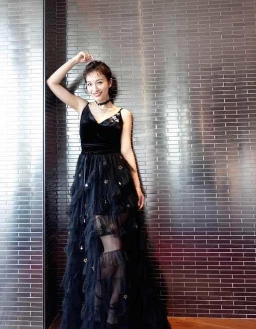 吴昕曾穿过的两件礼服看似平平无奇，但当往下看时，网友们惊呆了