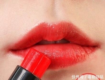 「润唇膏」辣哭火鸡手拉面,润唇膏,你敢放在嘴唇上吗?