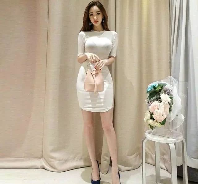 街拍：黑白分明的小姐姐，一条连衣裙很是灵动