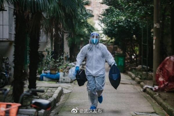  飞奔：飞奔身影被抓拍，武汉女护士海报登上北京前门站台