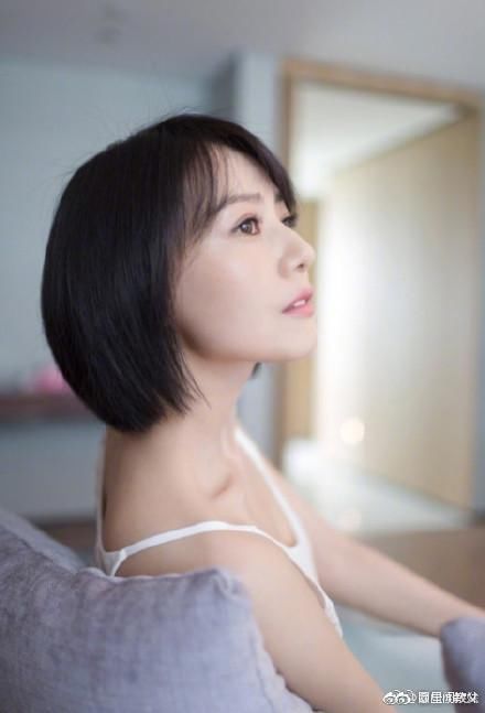 高圆圆剪回短发清新十足，但要论颜值驾驭发型我还是服郑爽