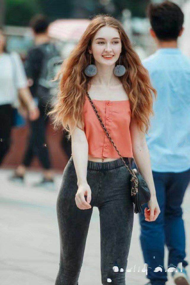 成都街拍: 街头“惊现”混血女孩, 紧身裤配合这身材, 叫完美