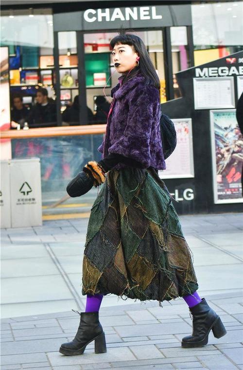 街拍：姑娘爱美，她们更喜欢抓拍的自然美