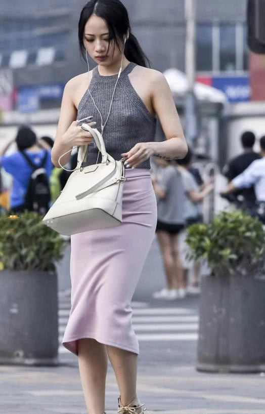 知性小姐姐包臀裙裹出丰腴臀线,上围俏皮的两点,很有风味