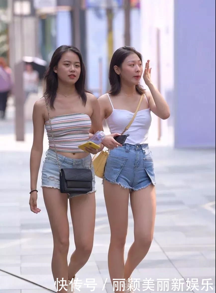 『美女』清凉热裤美女姐妹花,双腿白皙性感时尚