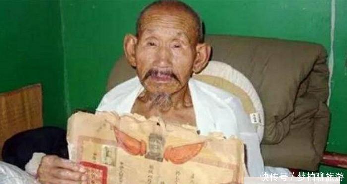 河南老农患重病，子女在军大衣里找到张“破纸”，真实身份公开！