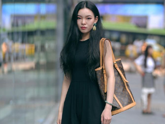 时尚街拍：身材高挑个性干练的小姐姐，穿着妩媚帅气造型很是抢眼