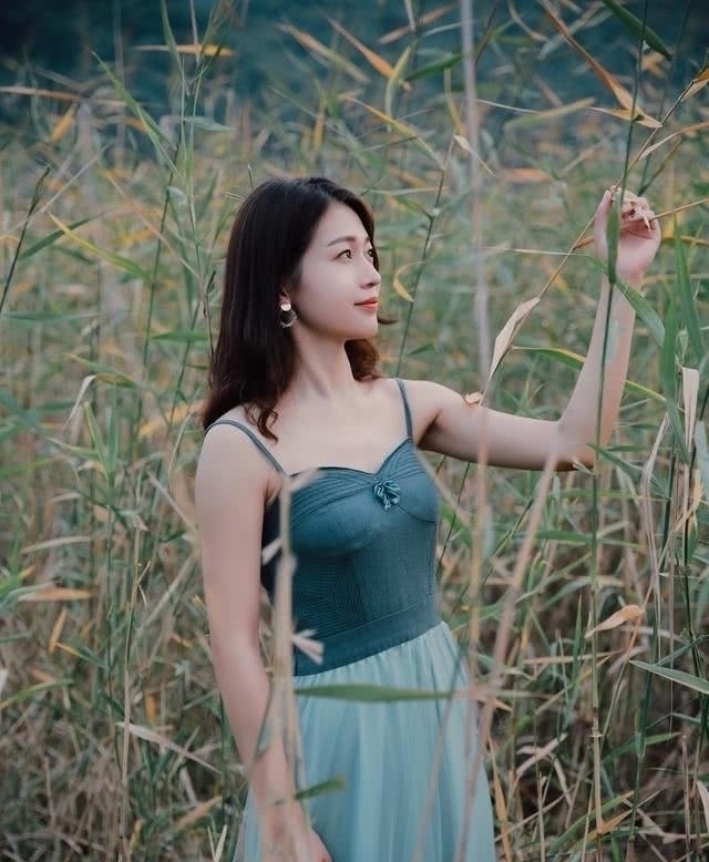 『生活』街拍美女:一袭连衣裙,天生丽质,融入自然的甜美与优雅!