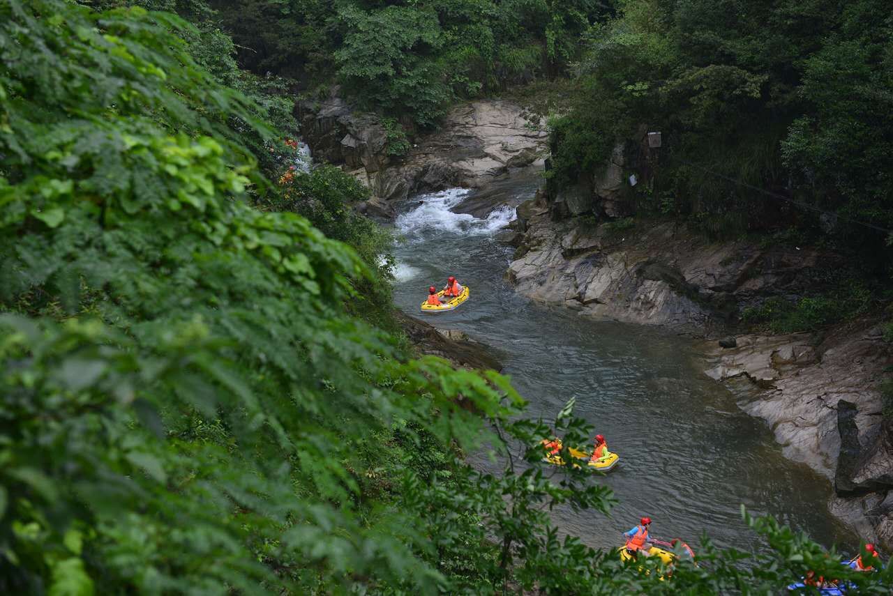 玩漂流玩桨板玩皮划艇，安吉仙龙峡不跟风玩