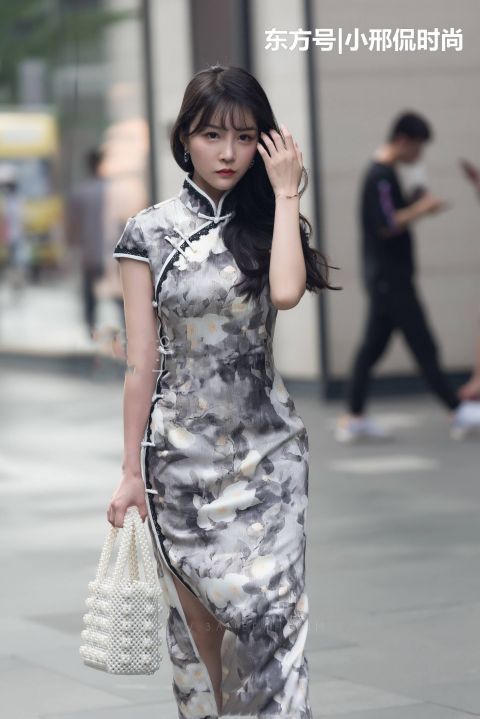  「美女」街拍：气质优雅的古装美女，一袭碎花旗袍穿搭，尽显身材凹凸有致