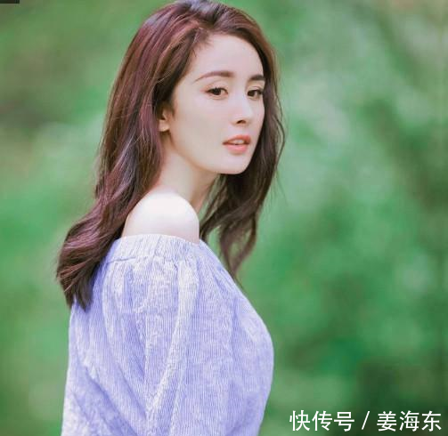 杨幂一袭夏日清凉穿搭, 那撩拨头发的样子美翻