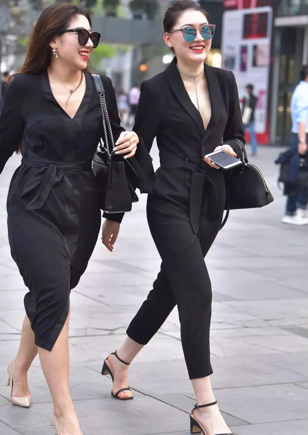 时尚街头姐妹花大秀完美身材，她一个人把镜头全占了