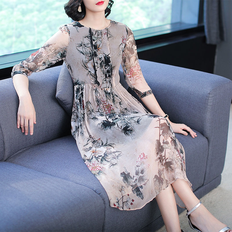 老婆真疯狂，穿今夏主流冷淡裙，显瘦显高又迷人，美得不像中年人