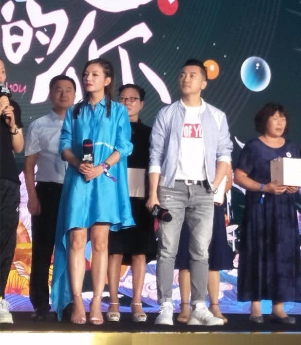 赵薇从来没瘦过，未修图的腿跟苏有朋一样粗，网友：这鞋扣勒好紧