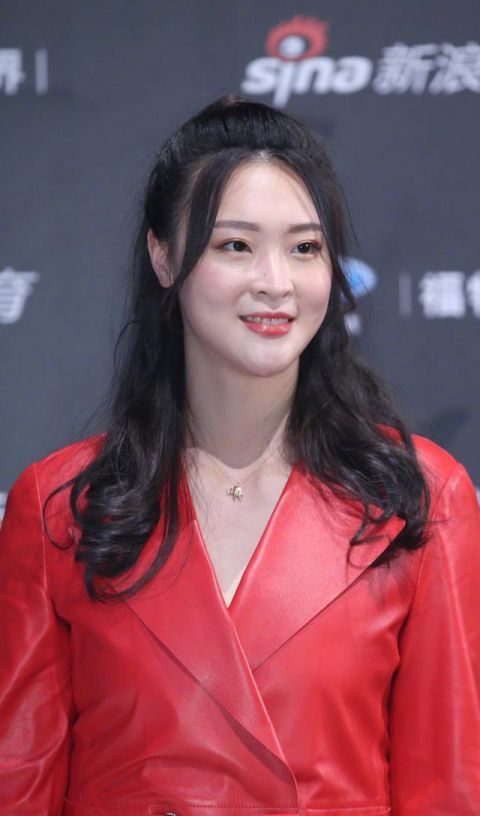  「活路」192的惠若琪亮相活动，穿红色脚踝裙竟露膝盖，不给别人留活路