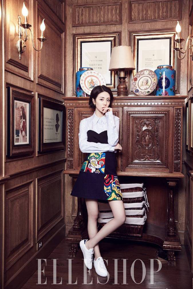 李溪芮:修长美腿十分养眼