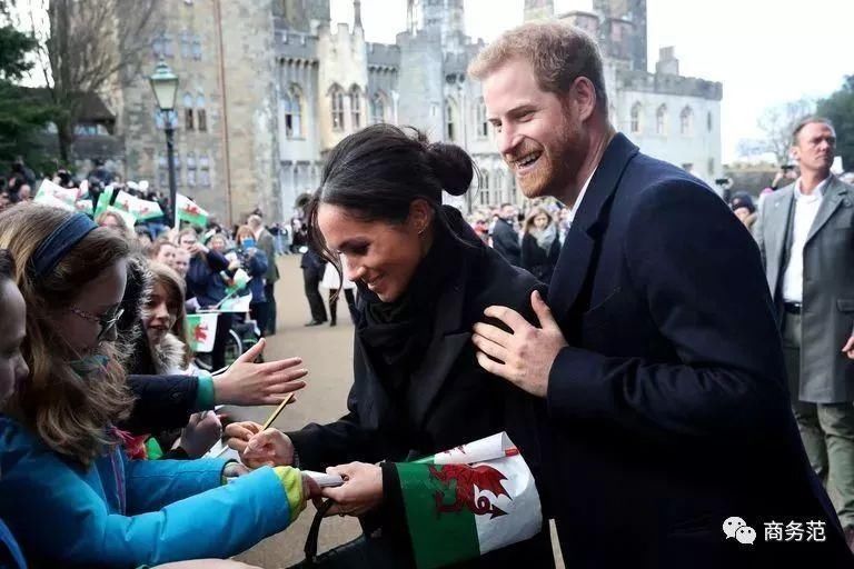 梅根花600万买衣服，坐姿被网友吐槽不合格，王妃太难当